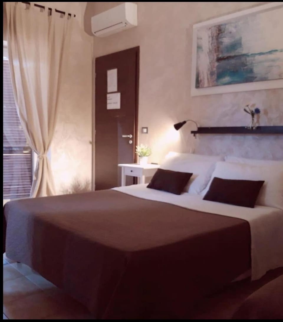 Bed, Bedroom, air conditioner
