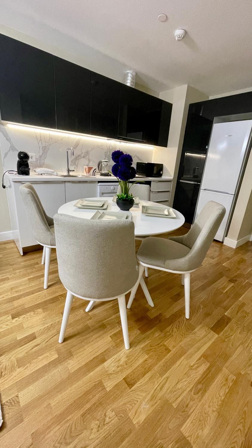 Kitchen or kitchenette, Dining area