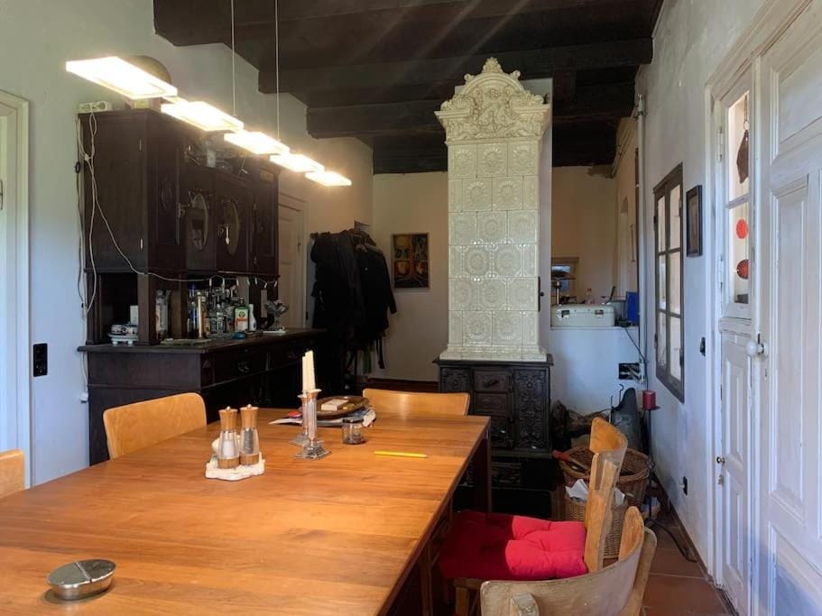 Coffee/tea facilities, Kitchen or kitchenette, Dining area, oven