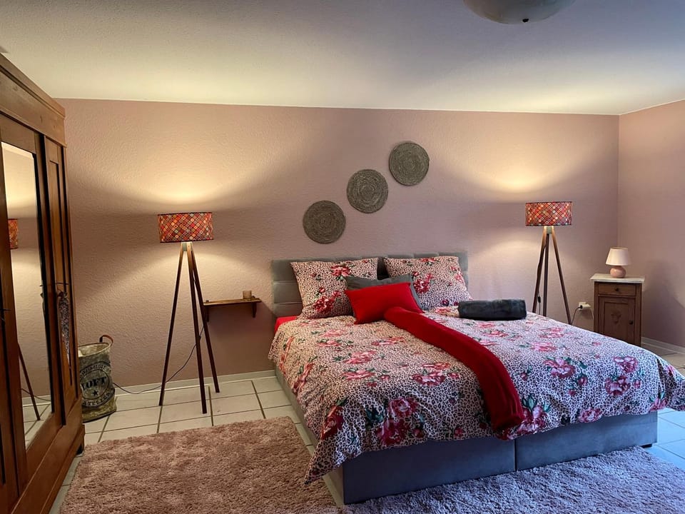 Photo of the whole room, Bedroom