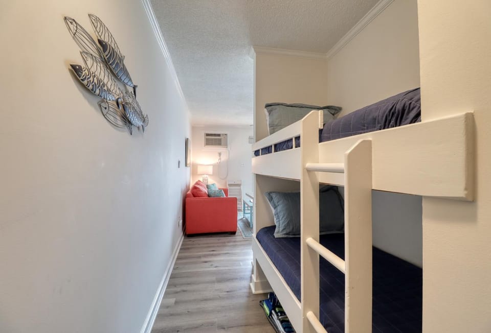 Bedroom, bunk bed