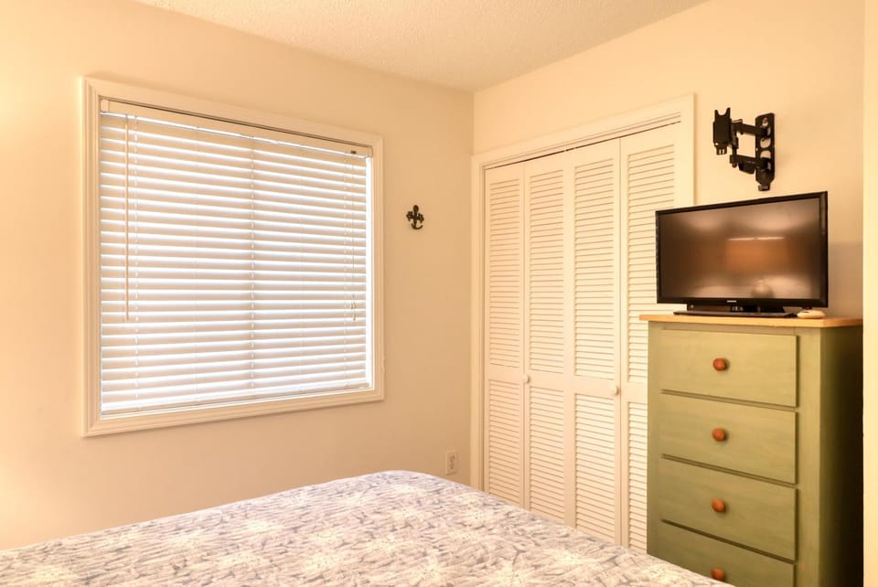Bed, TV and multimedia, Bedroom