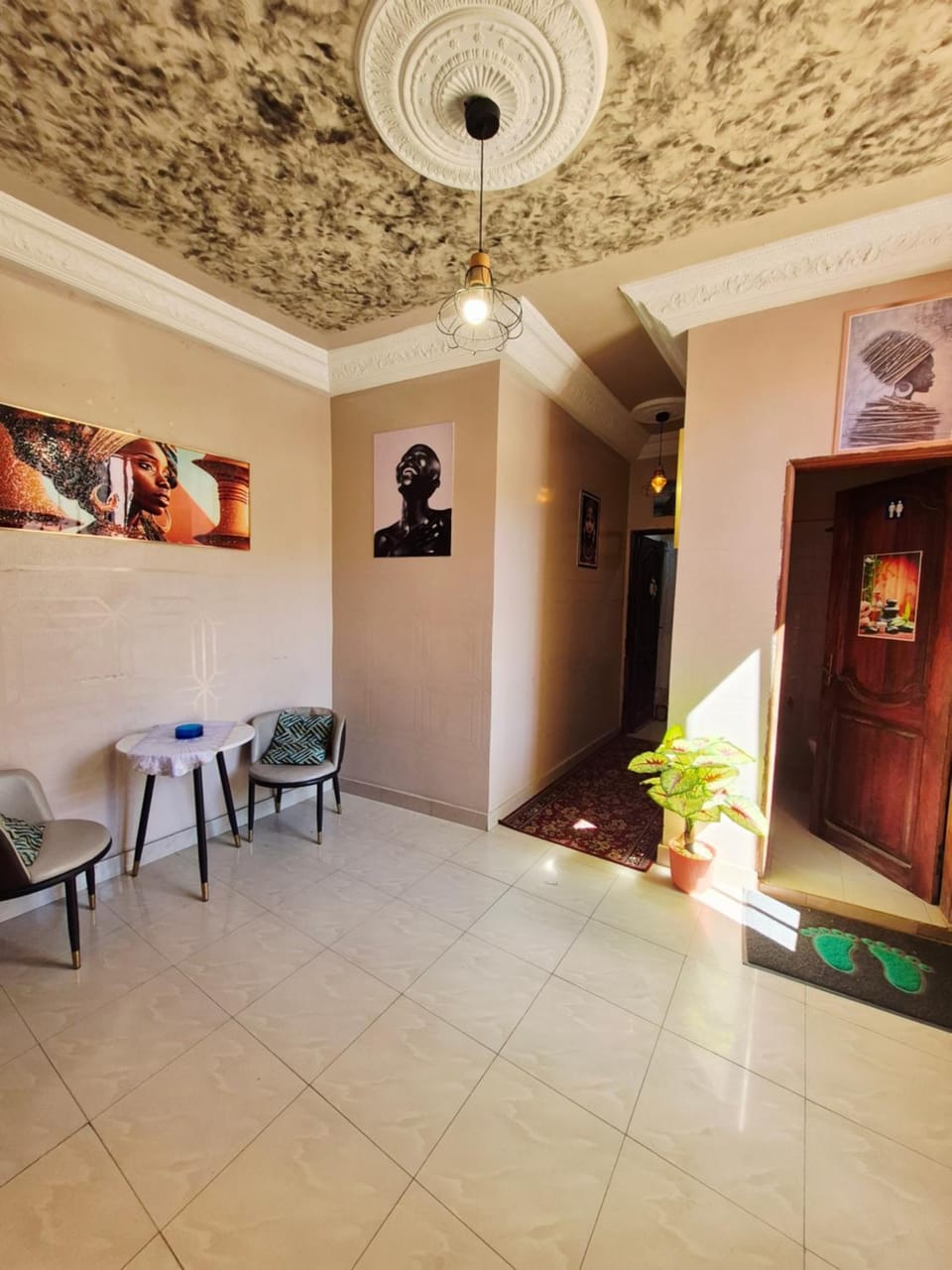 Seating area, Dining area, fireplace