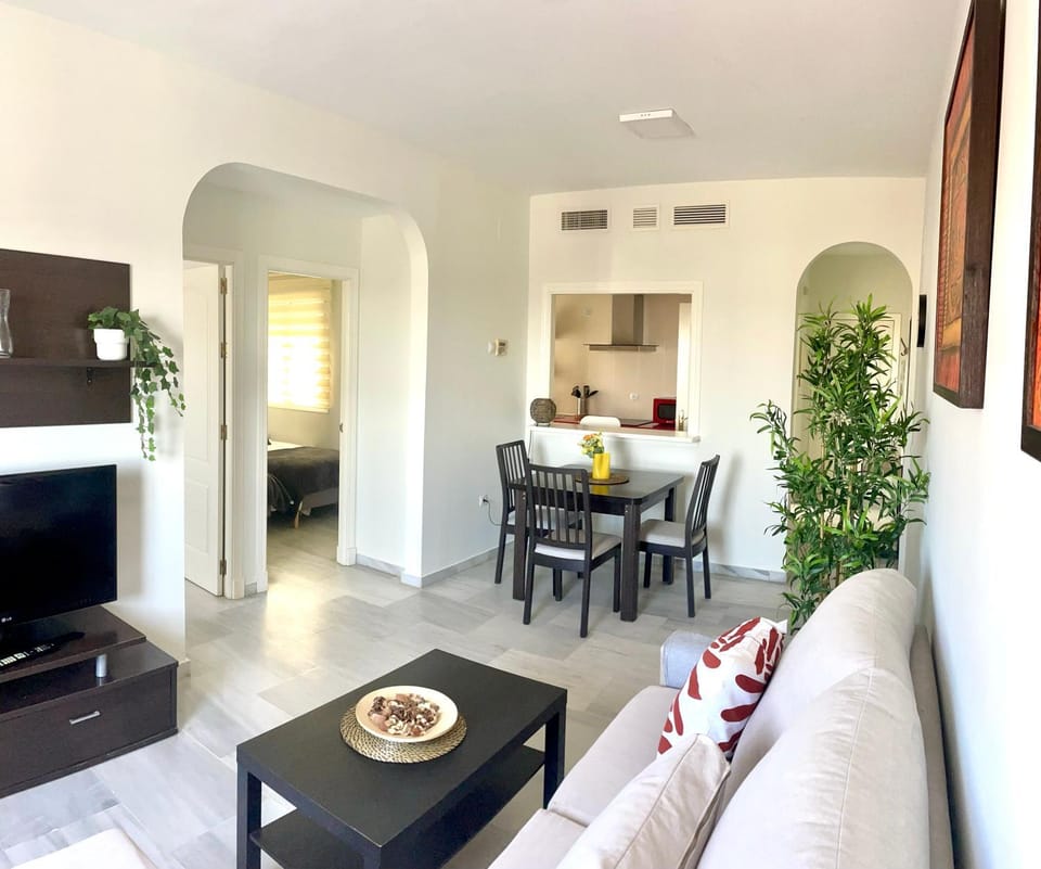 Communal lounge/ TV room, TV and multimedia, Living room, Seating area, Dining area