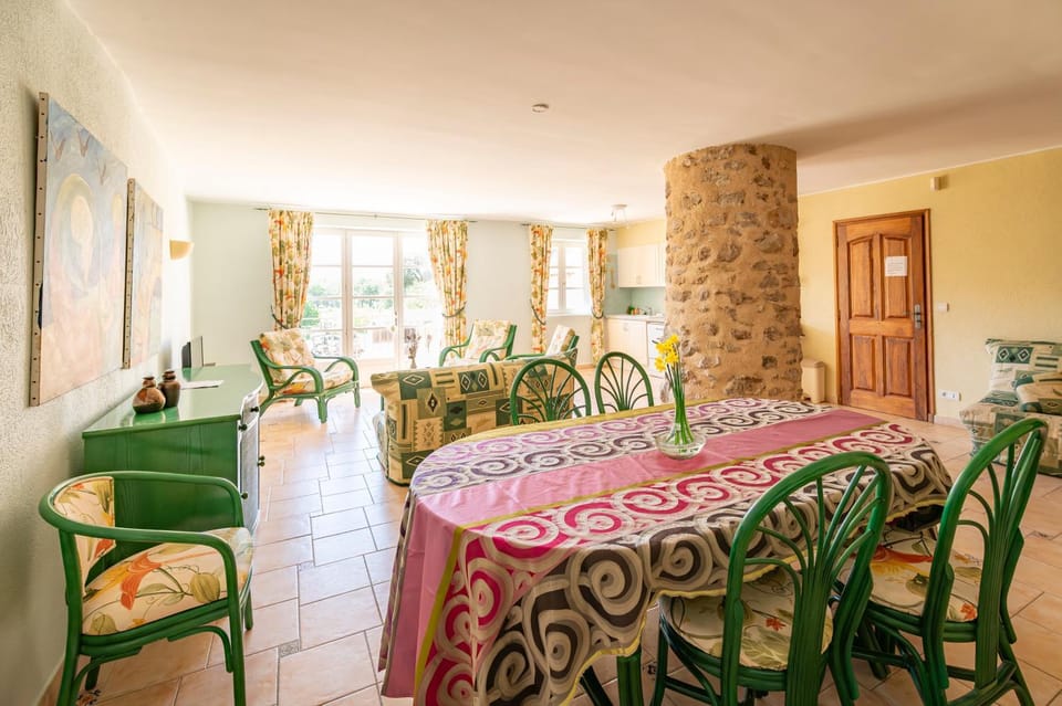 Living room, Dining area