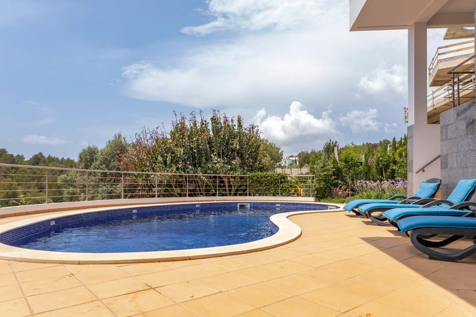 Swimming pool, sunbed
