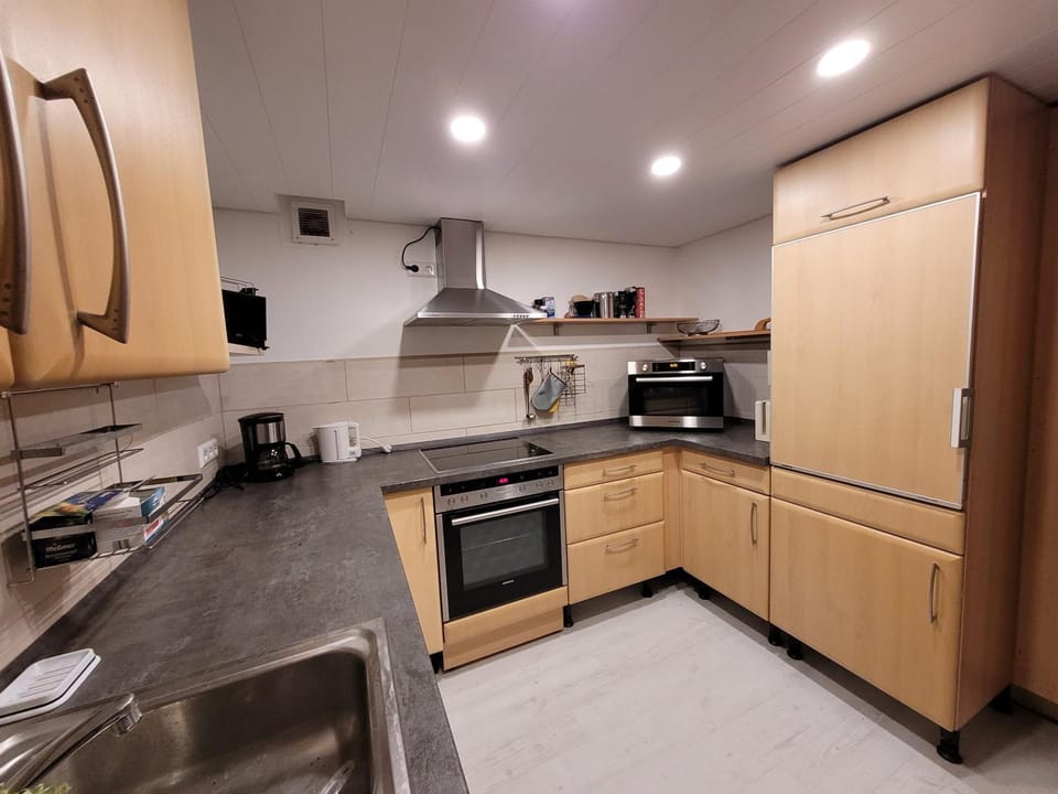 Coffee/tea facilities, Kitchen or kitchenette, oven, stove, toaster