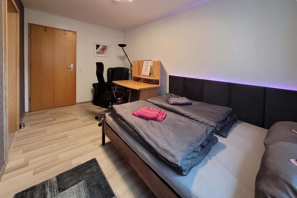 Bed, Photo of the whole room, Seating area, Bedroom