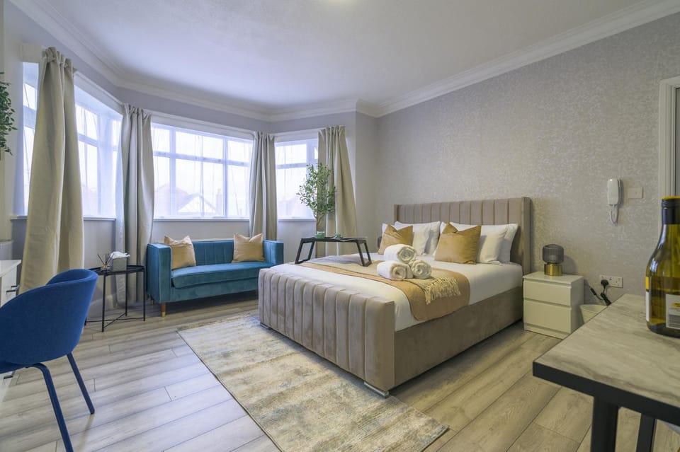 Photo of the whole room, Bedroom