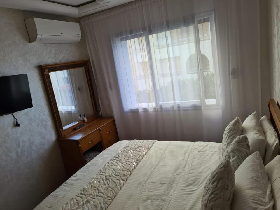 Bed, TV and multimedia, Photo of the whole room