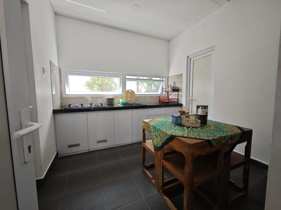 Kitchen or kitchenette, Dining area, stove