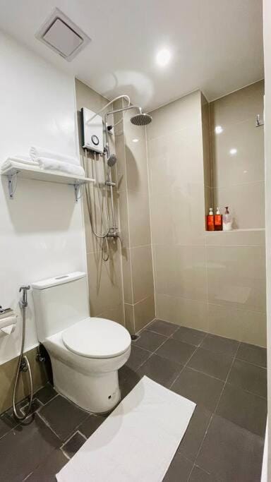 Shower, Toilet