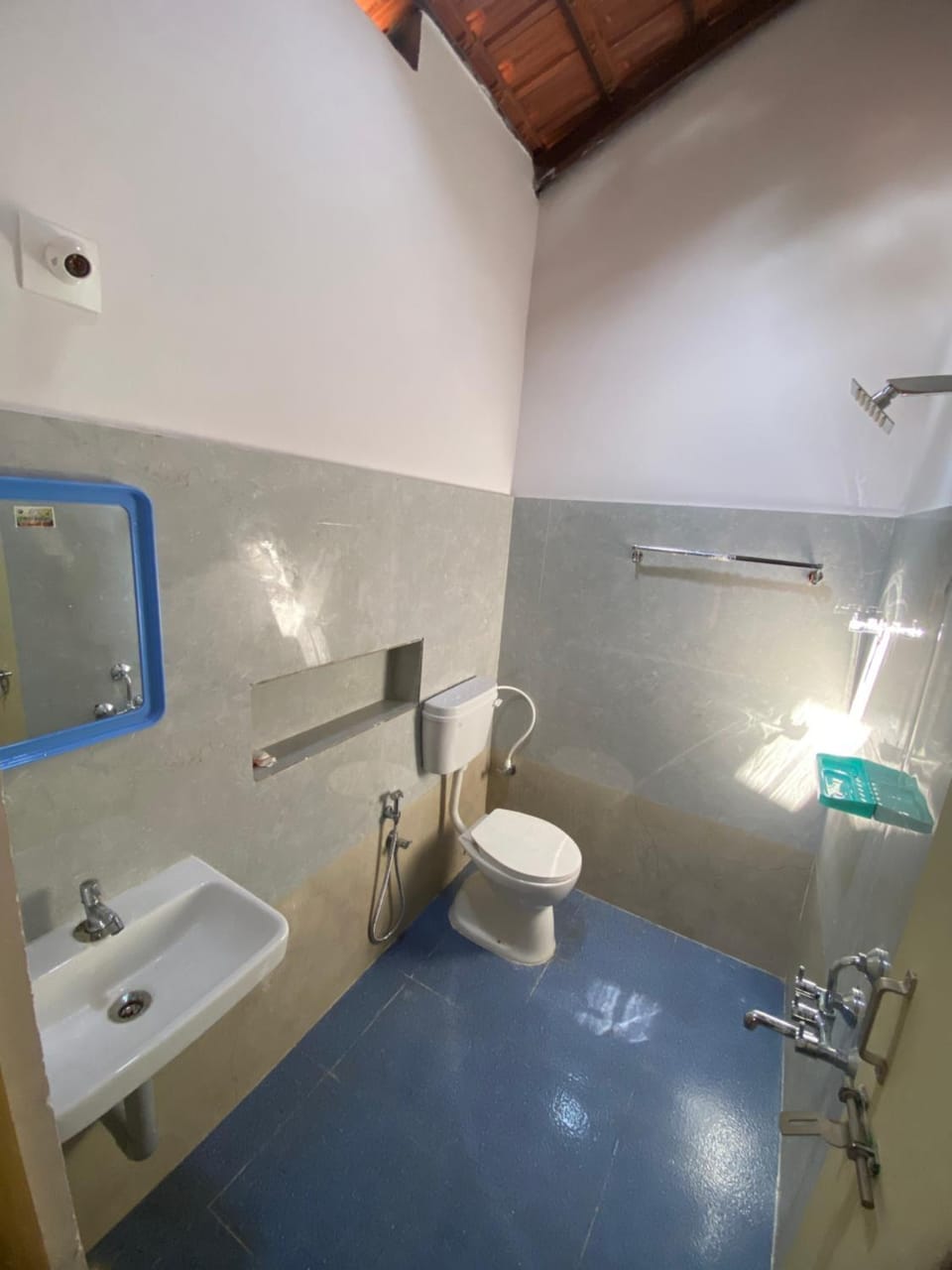 Shower, Toilet, Bathroom, towels