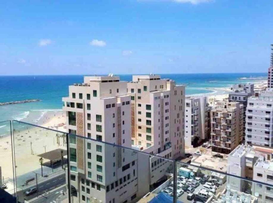 Luxury 2BR Beachfront Apartment Apartment in Tel Aviv-Yafo