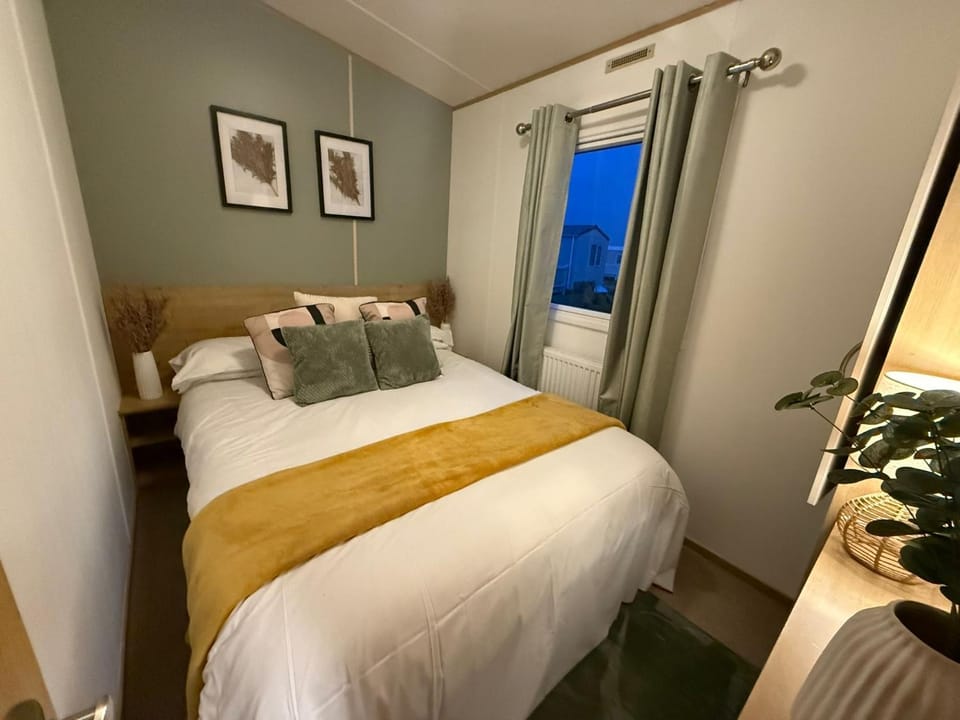 Lancaster Crescent Hot Tub Hideaway Campground/ 
RV Resort in Tattershall