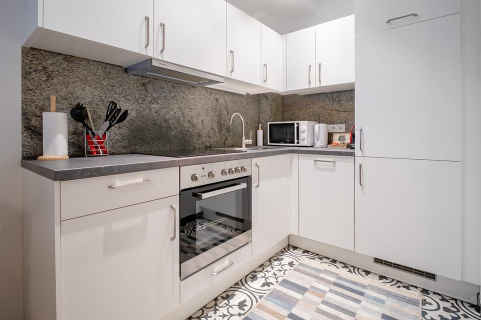 Kitchen or kitchenette, dishwasher, oven