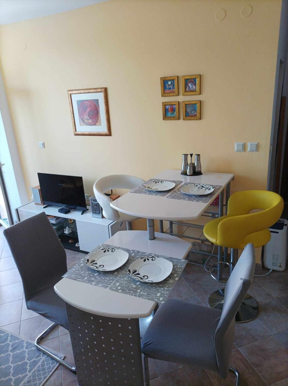 Kitchen or kitchenette, Living room