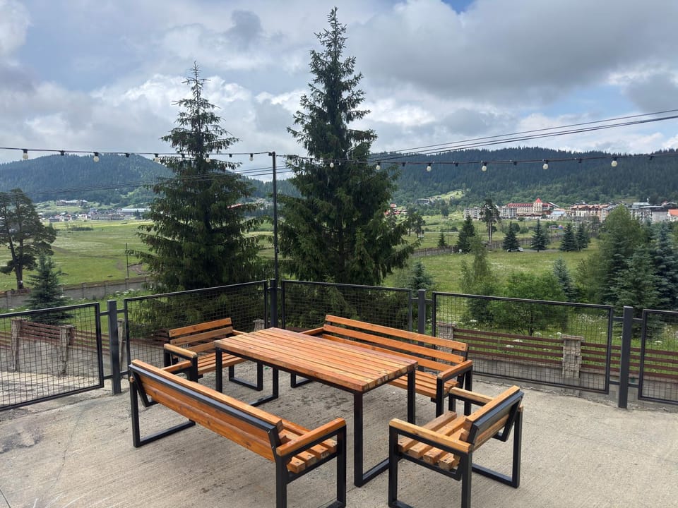 Balcony/Terrace, Dining area, Mountain view