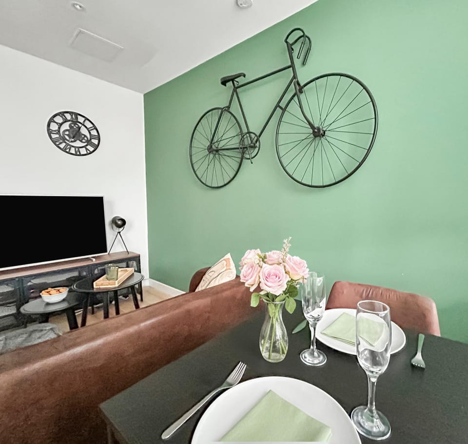 Communal lounge/ TV room, TV and multimedia, Dining area
