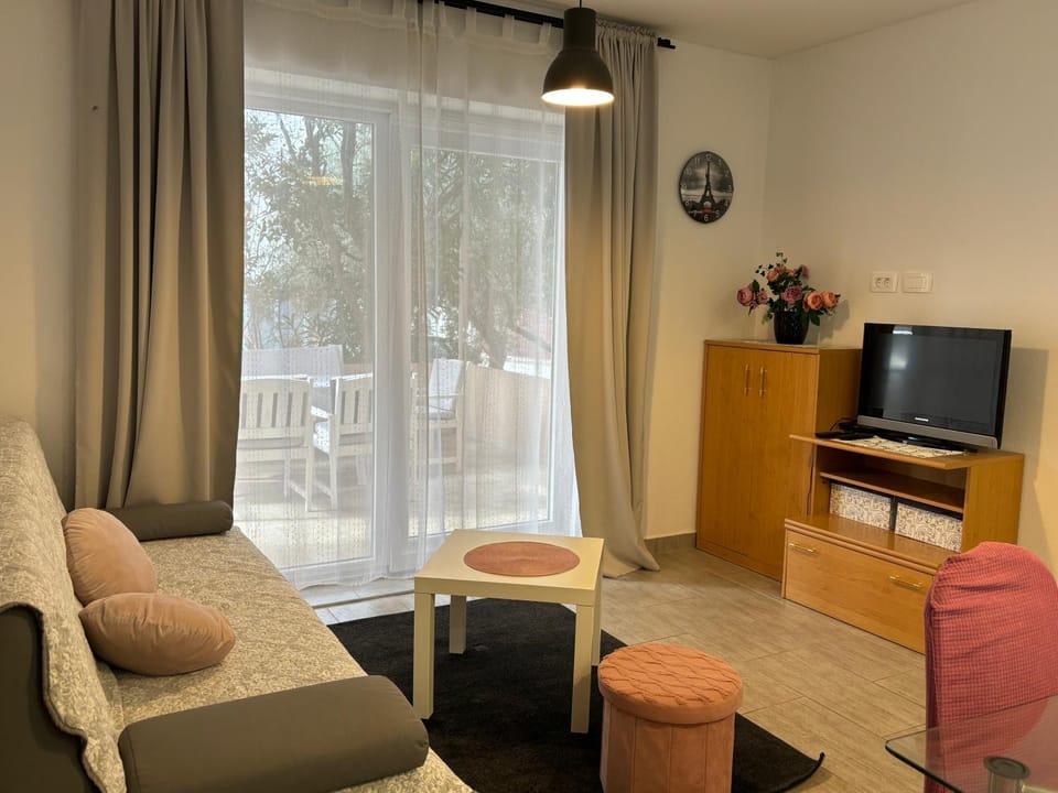 Communal lounge/ TV room, TV and multimedia, Living room, Seating area