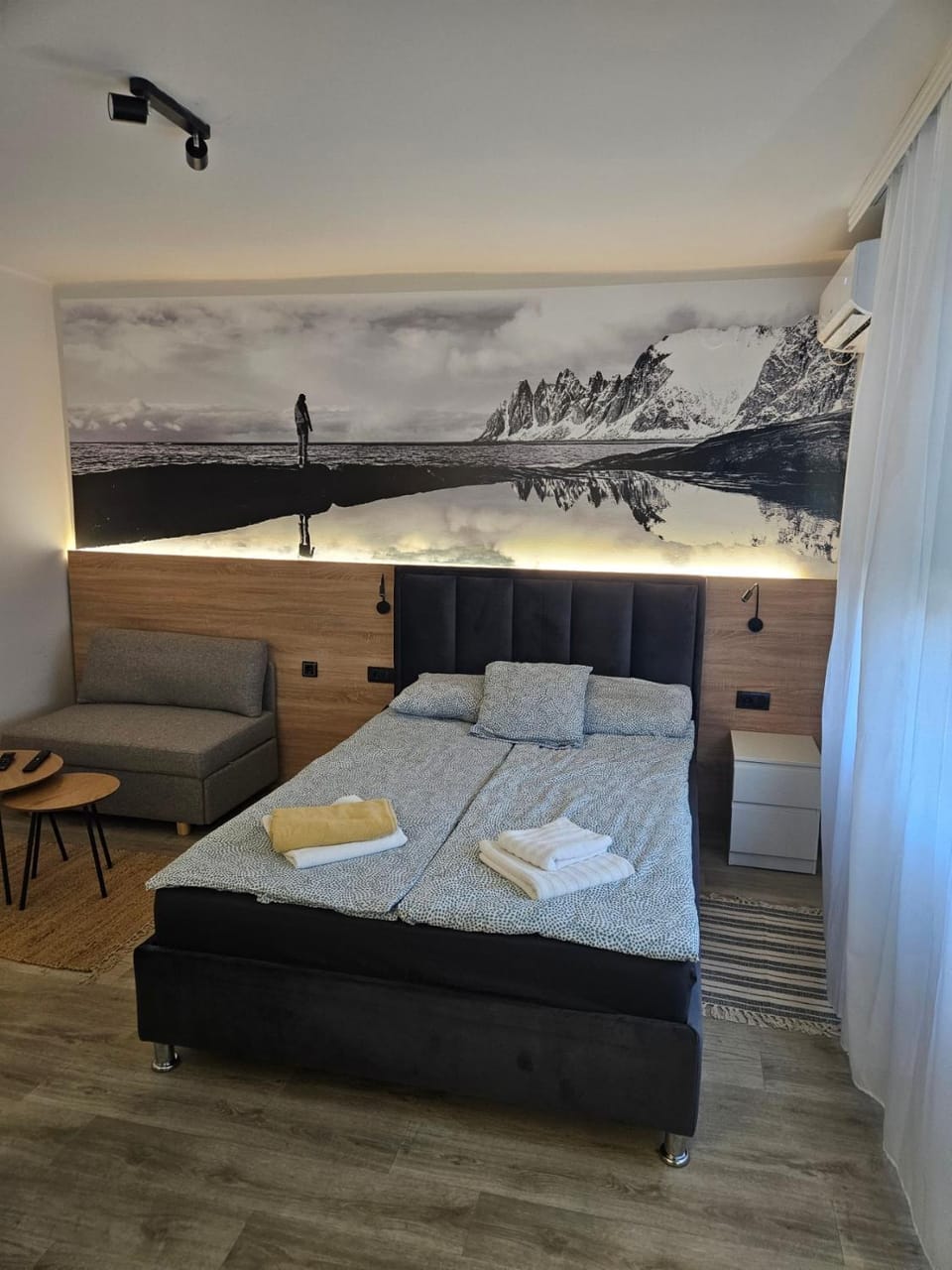 Living room, Photo of the whole room