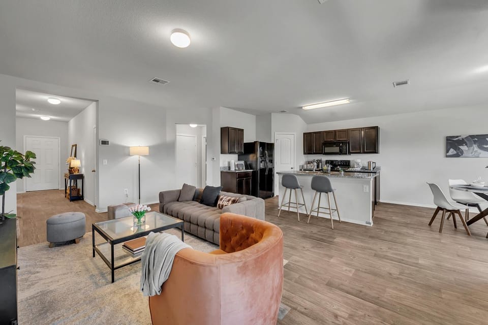 Kitchen or kitchenette, Living room, Seating area, Dining area