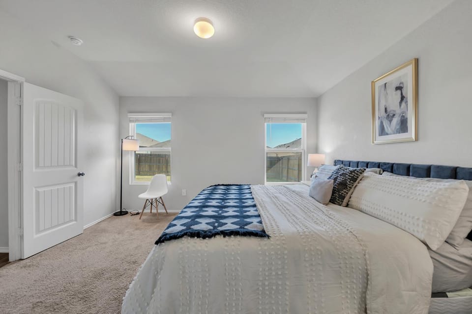 Bed, View (from property/room), Photo of the whole room, Decorative detail, Bedroom, Garden view