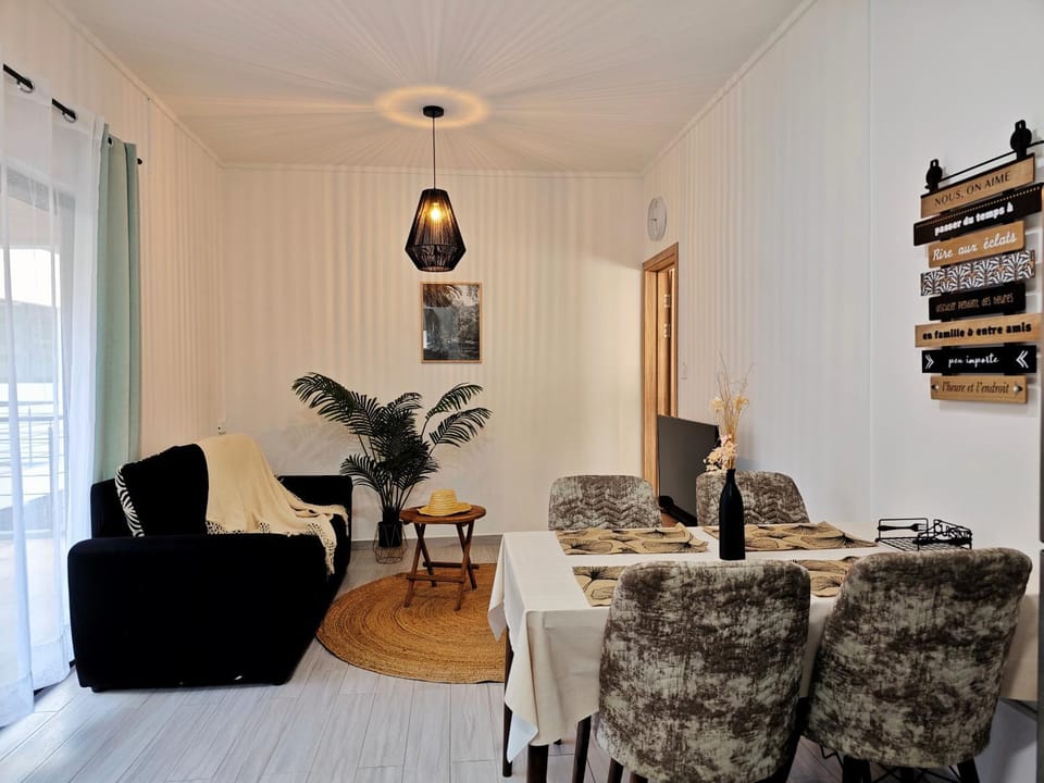 TV and multimedia, Living room, Seating area, Dining area