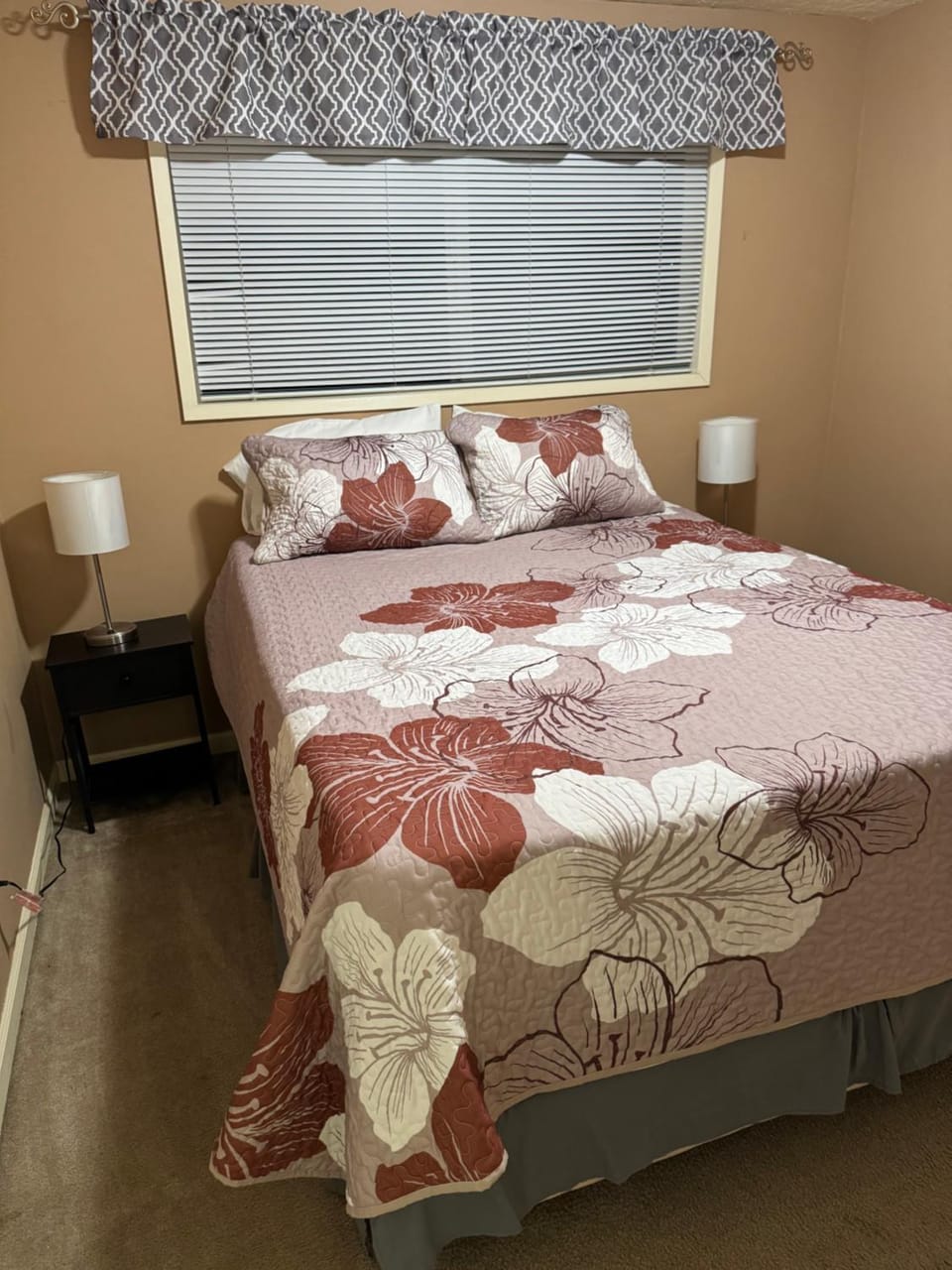 West Linn Relaxing Entire Home WiFi TV Yard BBQ Eateries House in West Linn