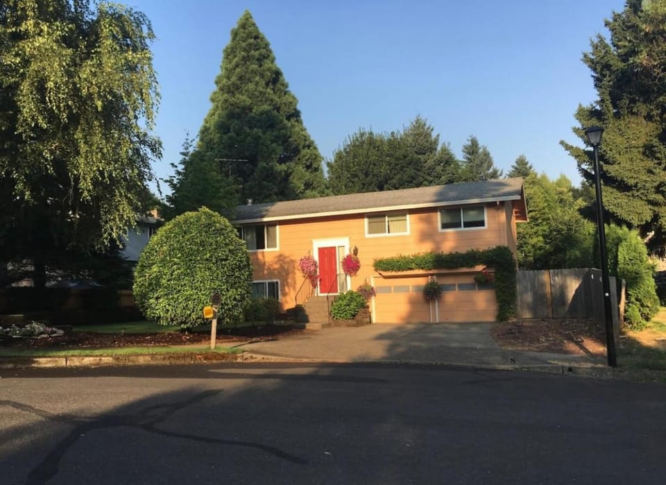 West Linn Relaxing Entire Home WiFi TV Yard BBQ Eateries House in West Linn