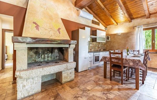 Kitchen or kitchenette, Dining area, flat iron