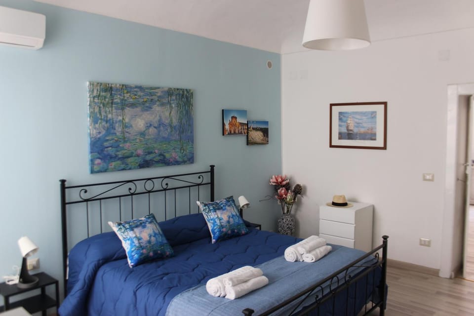 Photo of the whole room, Bedroom, towels