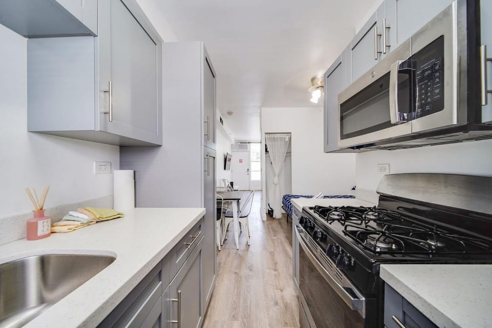 Deco Apt w/2 Queen Beds on Ocean Dr, South Beach Apartment in Flamingo Lummus