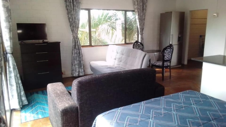 Bed, TV and multimedia, Living room, Photo of the whole room, Seating area