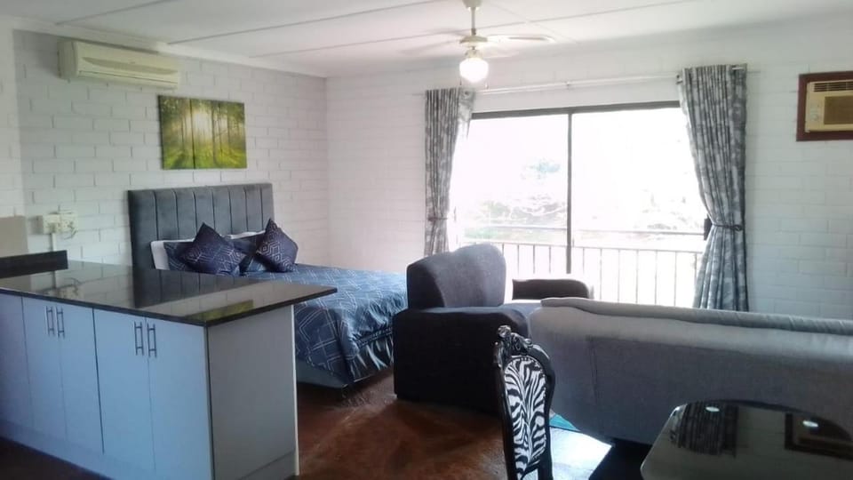 Bed, Kitchen or kitchenette, Living room, Photo of the whole room, Seating area, Dining area, Bedroom, air conditioner
