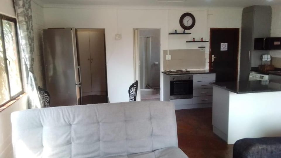 Kitchen or kitchenette, Seating area, oven, stove