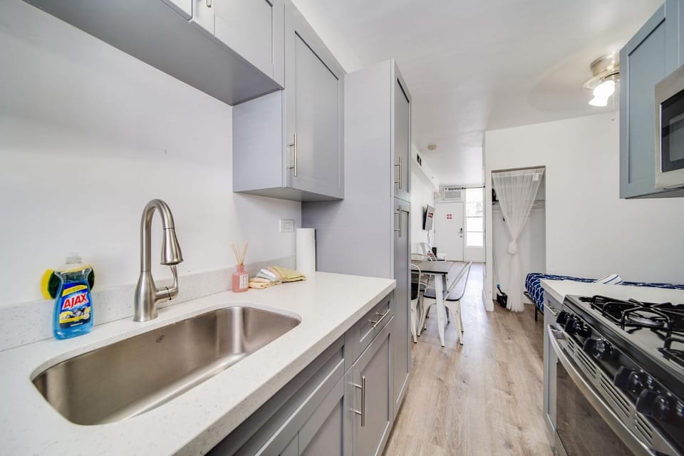 Deco Ocean Dr Deal, w/2 Queen Beds, South Beach Apartment in Flamingo Lummus
