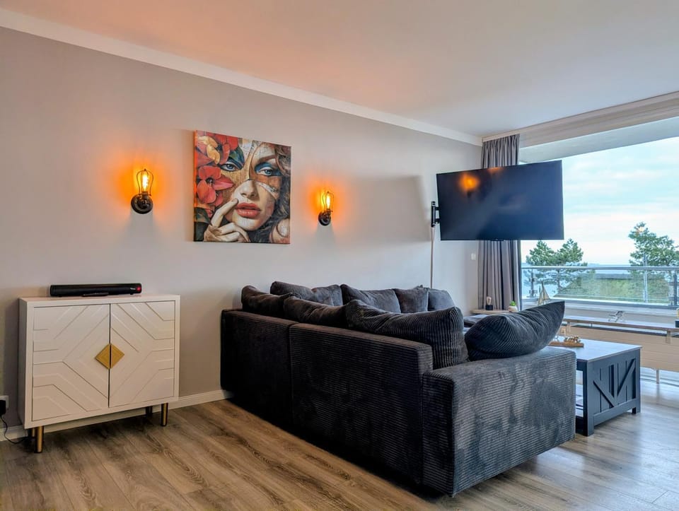 TV and multimedia, Living room, Seating area, Evening entertainment