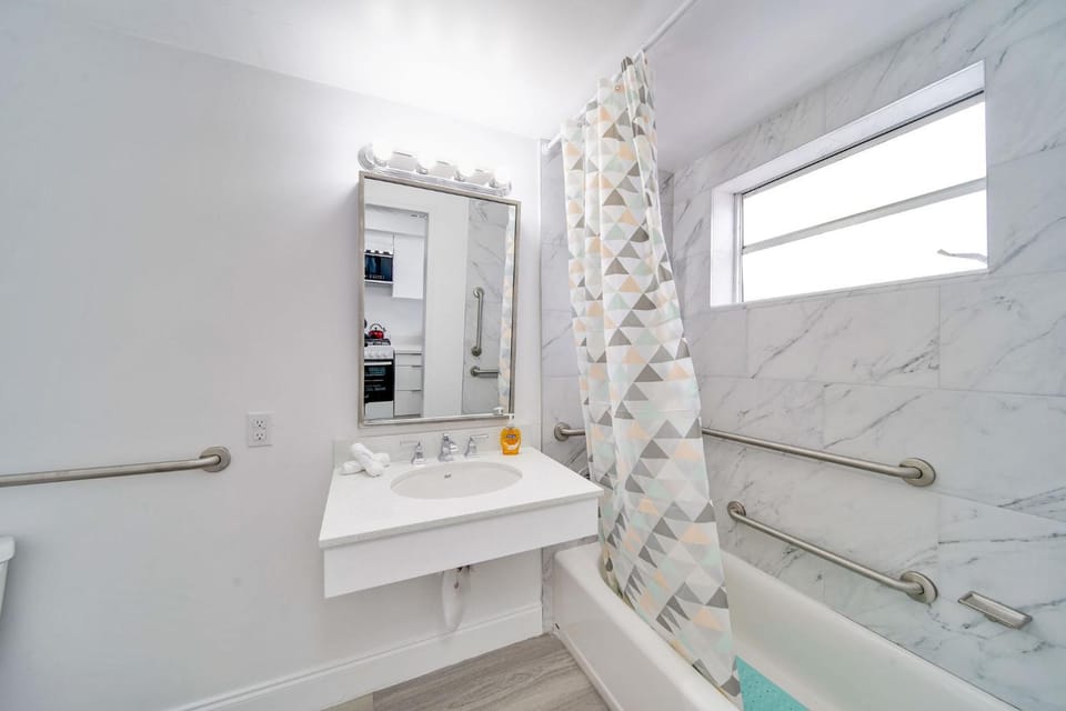 Deco Beachside Apt, w/2 Queen Beds, Washer/Dryer Apartment in Flamingo Lummus
