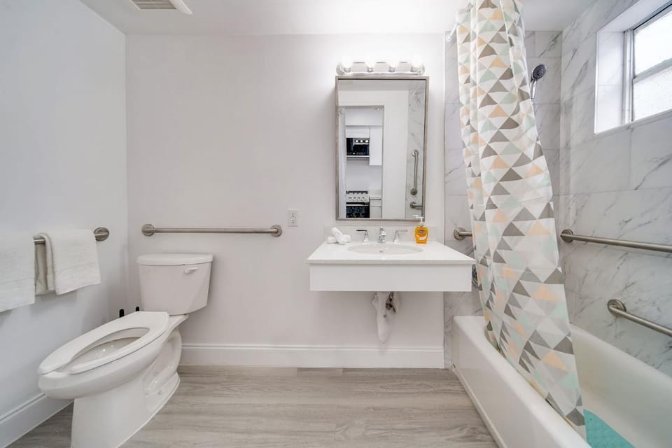 Deco Beachside Apt, w/2 Queen Beds, Washer/Dryer Apartment in Flamingo Lummus