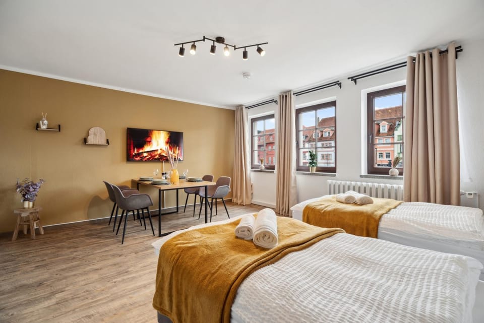 Bed, TV and multimedia, Living room, Photo of the whole room, Seating area, Bedroom