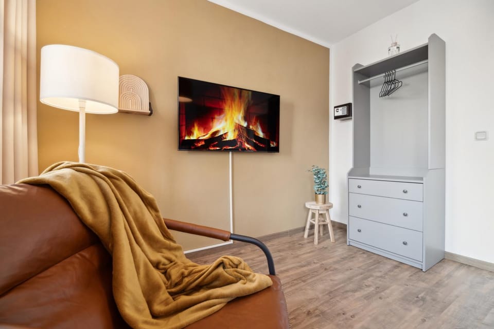 Communal lounge/ TV room, Bed, TV and multimedia, Photo of the whole room, Seating area, Evening entertainment, Bedroom, flat iron