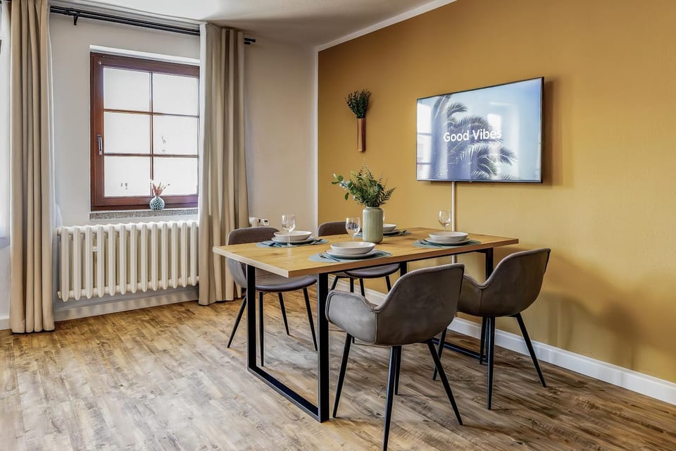 TV and multimedia, Seating area, Dining area