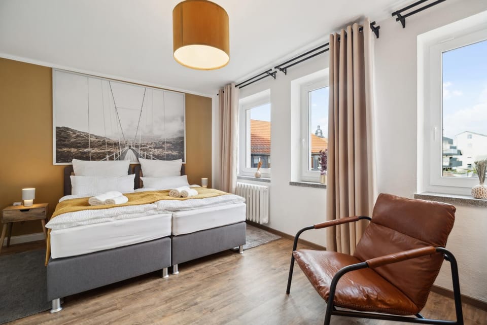 Bed, Living room, Photo of the whole room, Seating area, Bedroom
