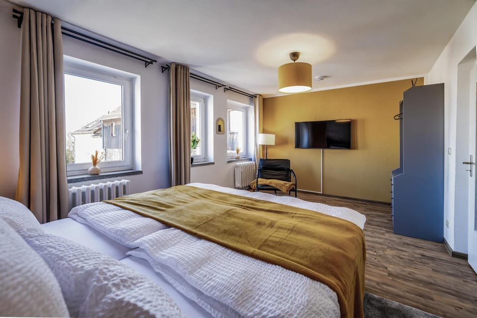 Bed, TV and multimedia, Photo of the whole room, Evening entertainment, Bedroom