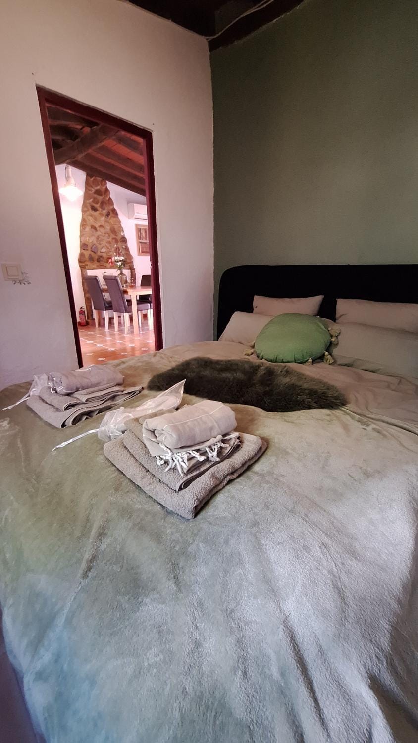Bed, Photo of the whole room, Bedroom, towels