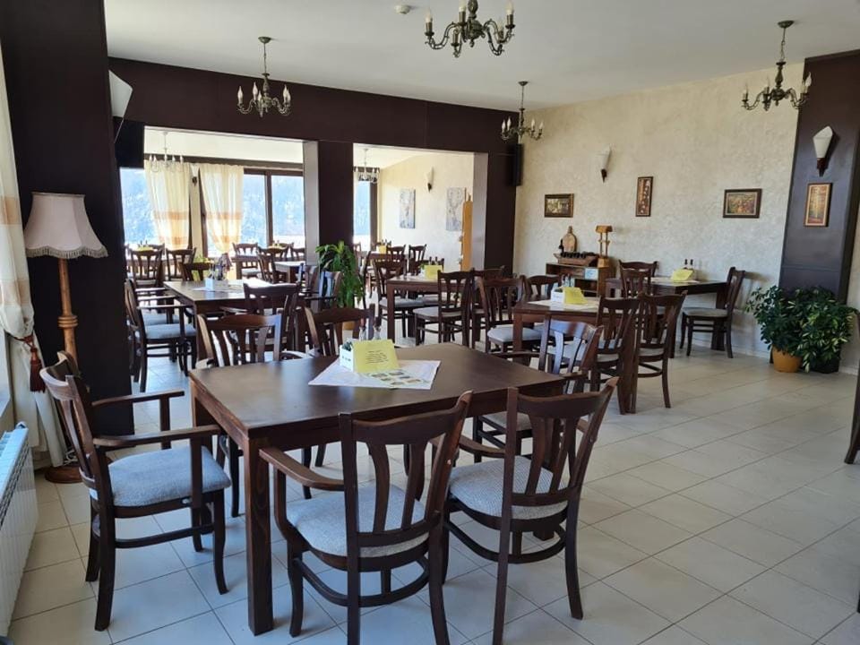 Restaurant/places to eat, Restaurant/places to eat