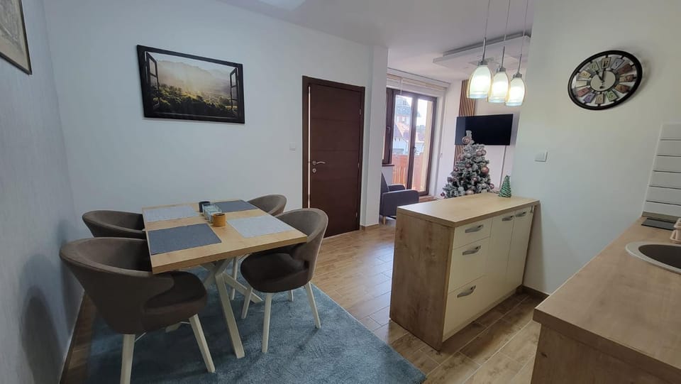 Kitchen or kitchenette, Dining area