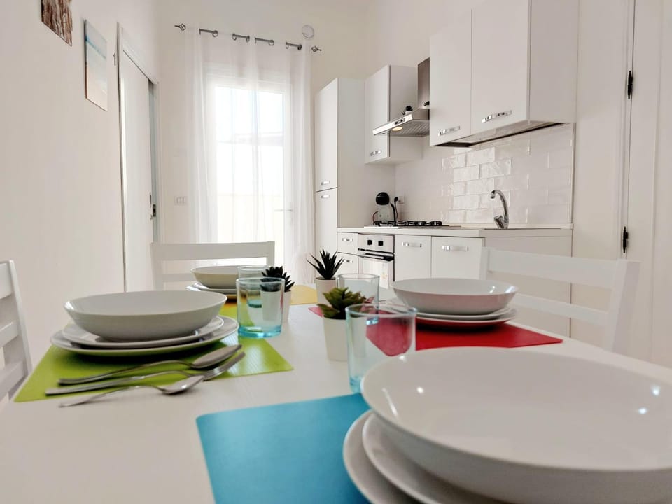 Kitchen or kitchenette, Dining area, stove, Internal: Not applicable to any particular room