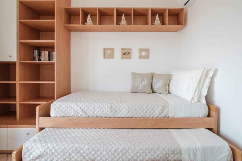 Bed, Library, Photo of the whole room, Bedroom